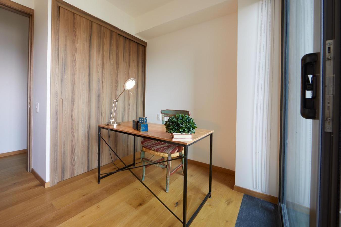 Apartment Retreat Workspace, Wifi, Pool, Gym &parking *