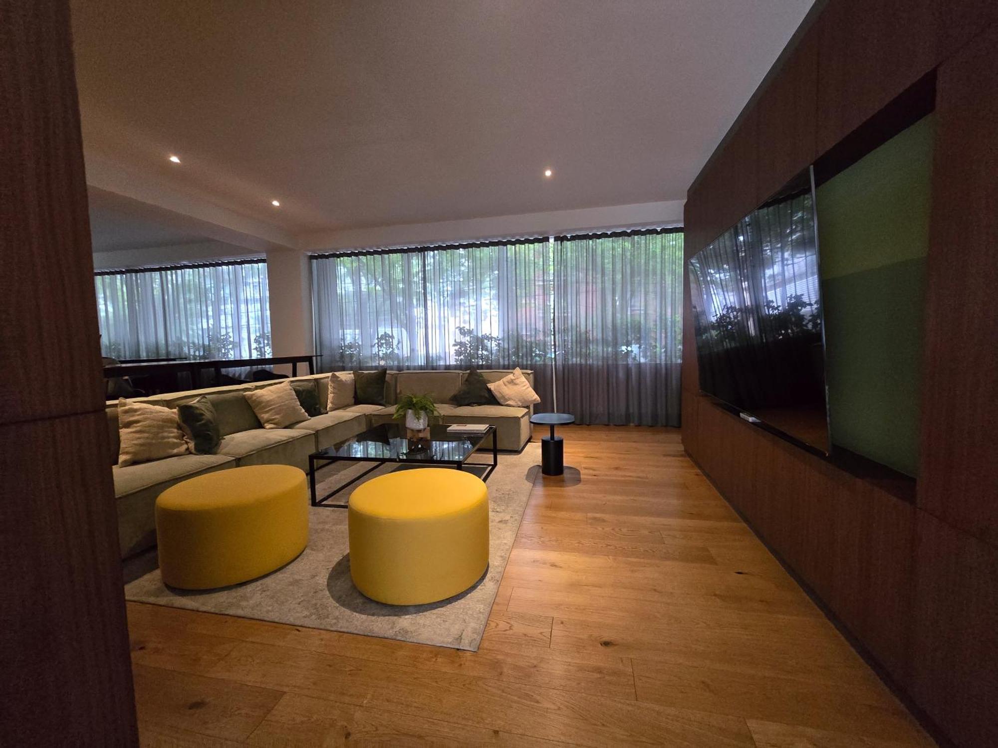Apartment Retreat Workspace, Wifi, Pool, Gym &parking